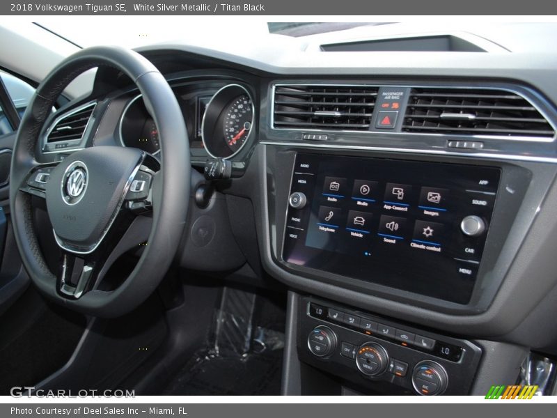 White Silver Metallic / Titan Black 2018 Volkswagen Tiguan SE