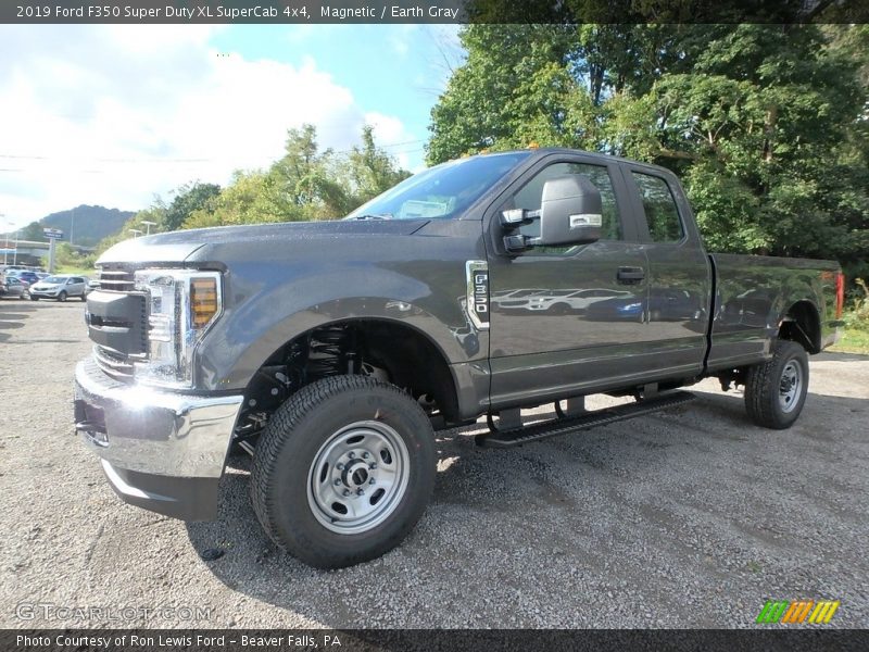 Front 3/4 View of 2019 F350 Super Duty XL SuperCab 4x4