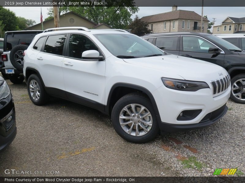 Front 3/4 View of 2019 Cherokee Latitude 4x4