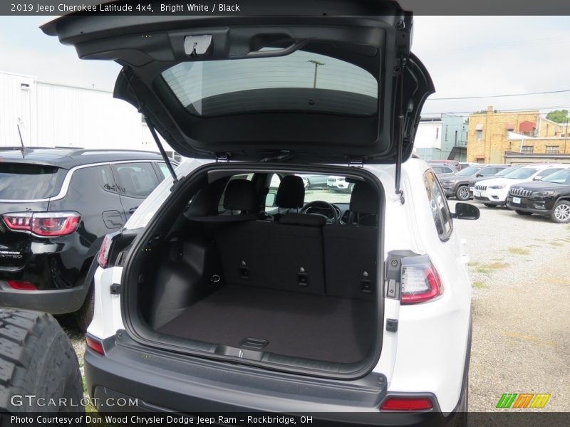 Bright White / Black 2019 Jeep Cherokee Latitude 4x4
