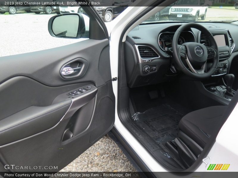 Bright White / Black 2019 Jeep Cherokee Latitude 4x4