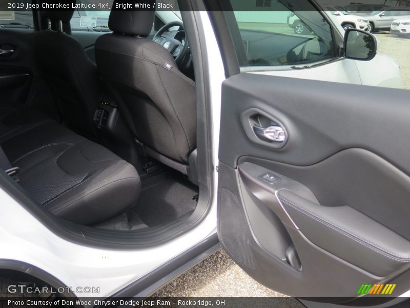 Bright White / Black 2019 Jeep Cherokee Latitude 4x4