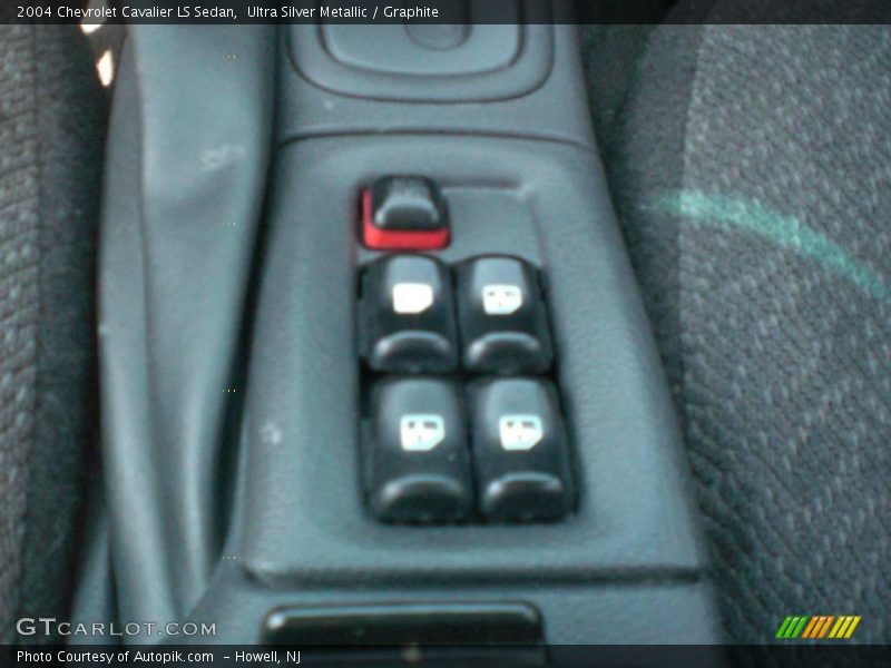 Ultra Silver Metallic / Graphite 2004 Chevrolet Cavalier LS Sedan