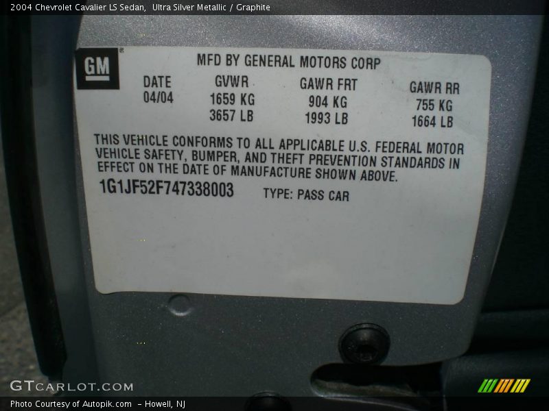 Ultra Silver Metallic / Graphite 2004 Chevrolet Cavalier LS Sedan