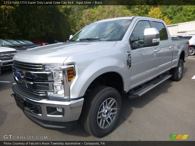 Front 3/4 View of 2019 F250 Super Duty Lariat Crew Cab 4x4