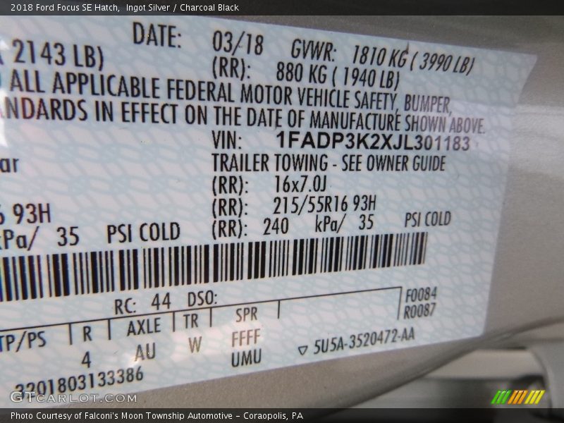 Ingot Silver / Charcoal Black 2018 Ford Focus SE Hatch