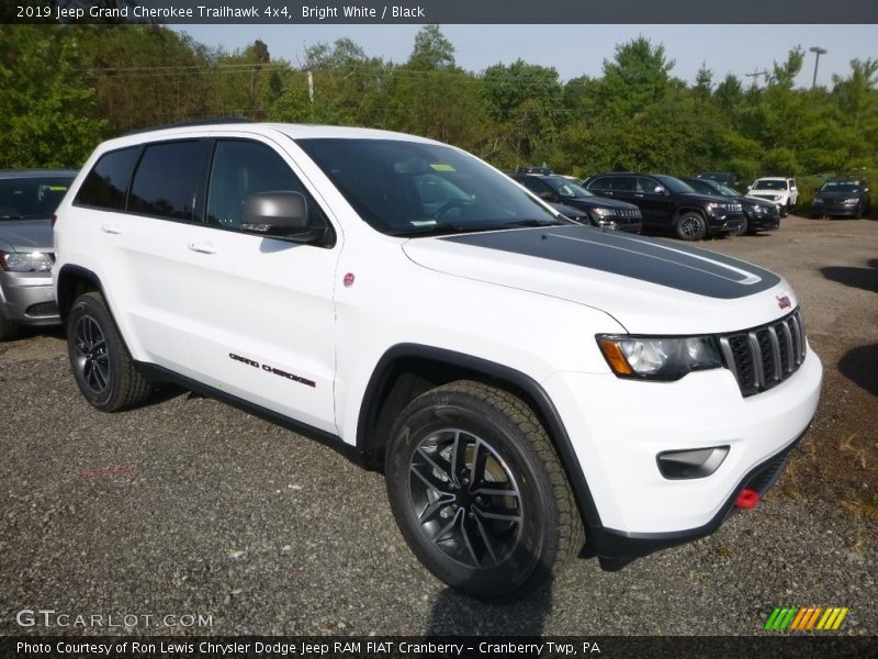 Front 3/4 View of 2019 Grand Cherokee Trailhawk 4x4