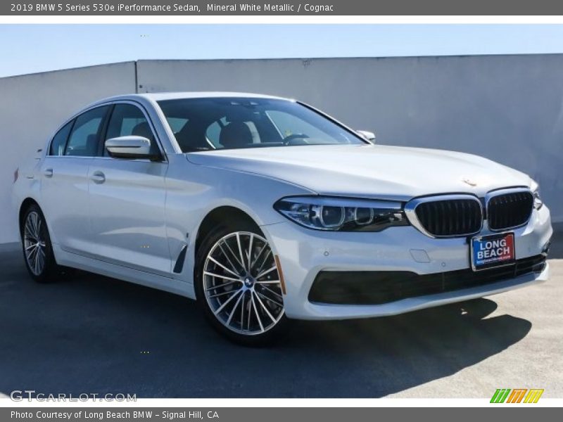 Front 3/4 View of 2019 5 Series 530e iPerformance Sedan