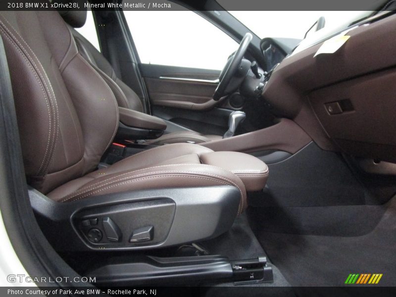 Mineral White Metallic / Mocha 2018 BMW X1 xDrive28i