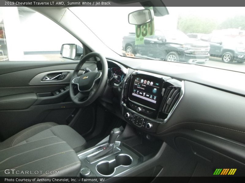 Summit White / Jet Black 2019 Chevrolet Traverse LT AWD