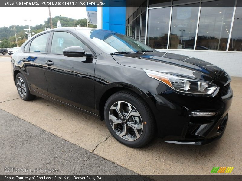 Front 3/4 View of 2019 Forte LXS