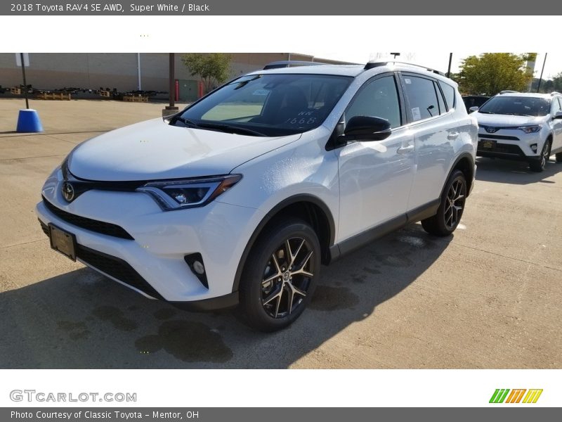 Super White / Black 2018 Toyota RAV4 SE AWD