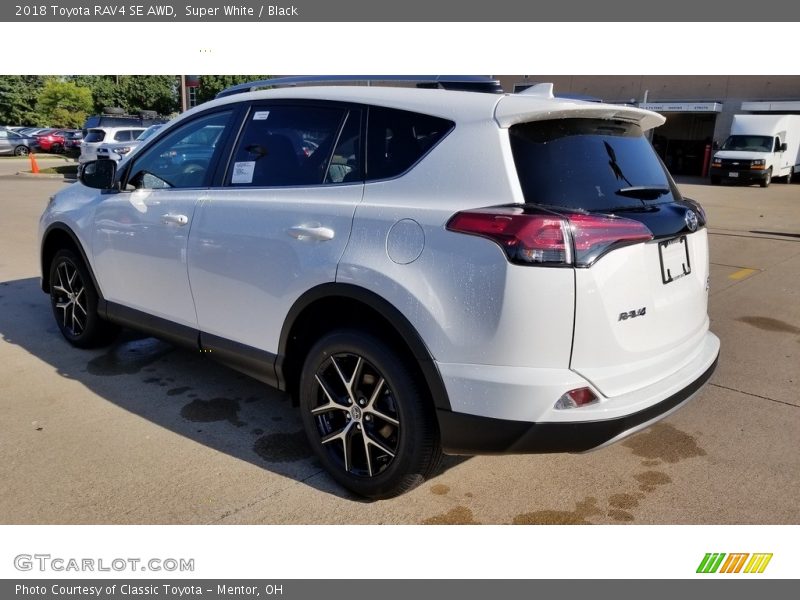 Super White / Black 2018 Toyota RAV4 SE AWD