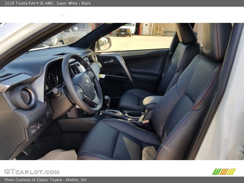 Super White / Black 2018 Toyota RAV4 SE AWD