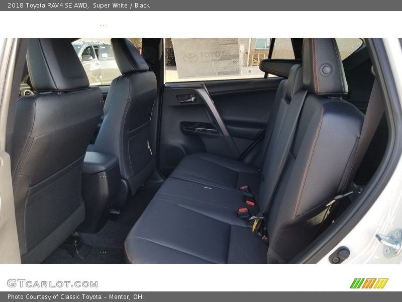 Super White / Black 2018 Toyota RAV4 SE AWD