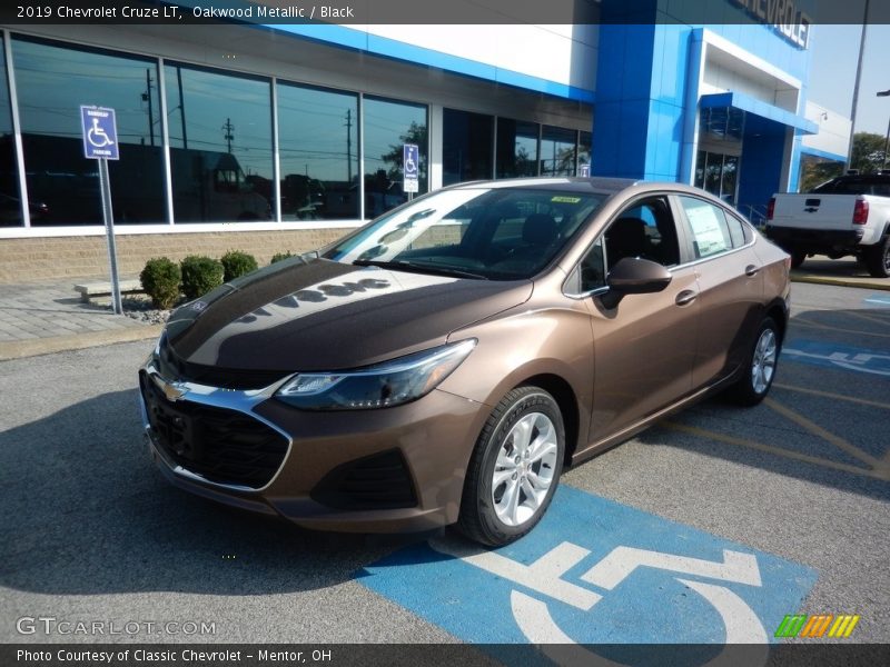 Front 3/4 View of 2019 Cruze LT