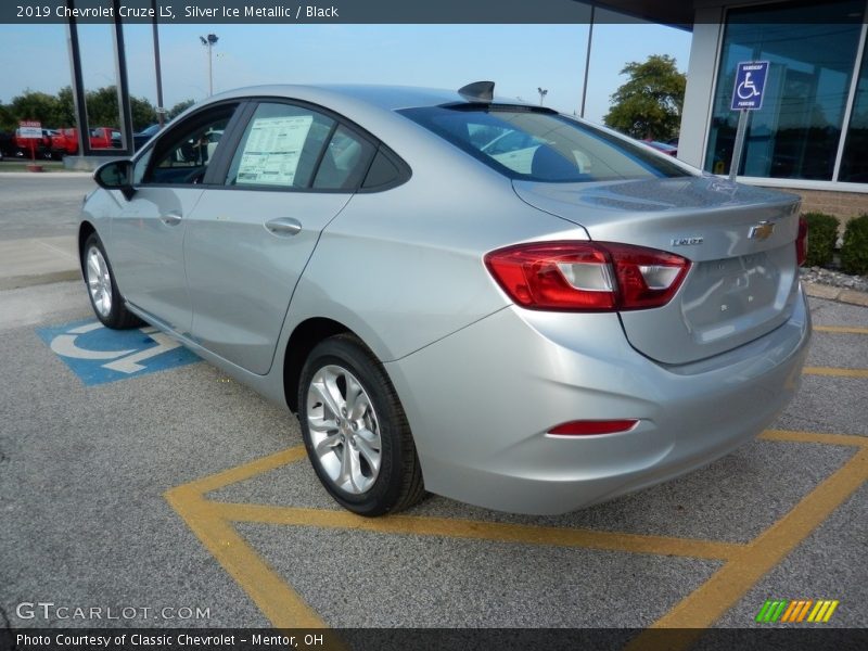 Silver Ice Metallic / Black 2019 Chevrolet Cruze LS