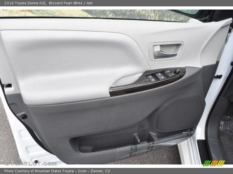 Blizzard Pearl White / Ash 2019 Toyota Sienna XLE