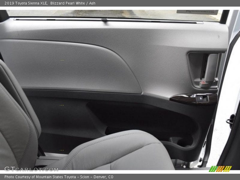 Blizzard Pearl White / Ash 2019 Toyota Sienna XLE