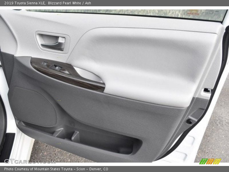 Blizzard Pearl White / Ash 2019 Toyota Sienna XLE