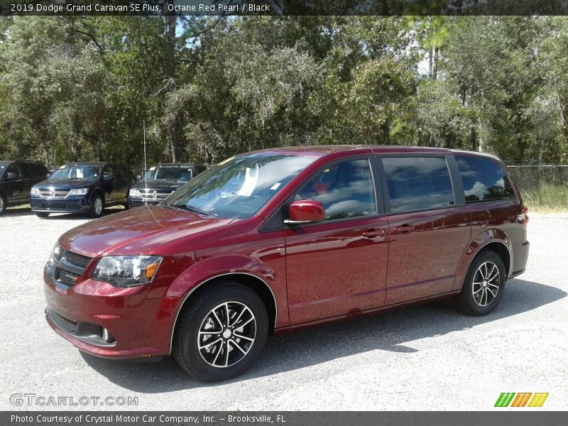 Front 3/4 View of 2019 Grand Caravan SE Plus