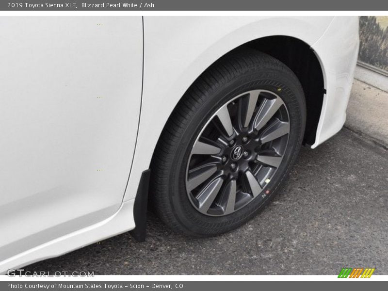 Blizzard Pearl White / Ash 2019 Toyota Sienna XLE