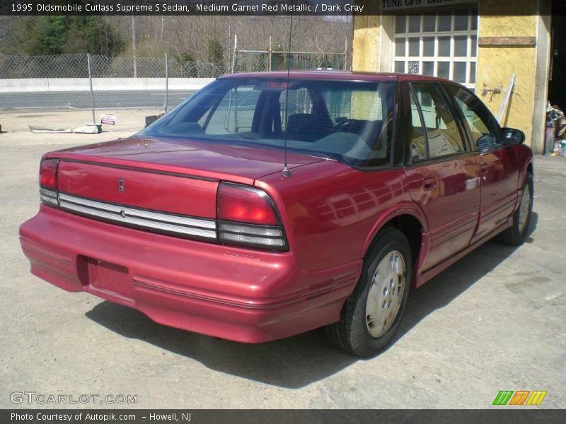 Medium Garnet Red Metallic / Dark Gray 1995 Oldsmobile Cutlass Supreme S Sedan