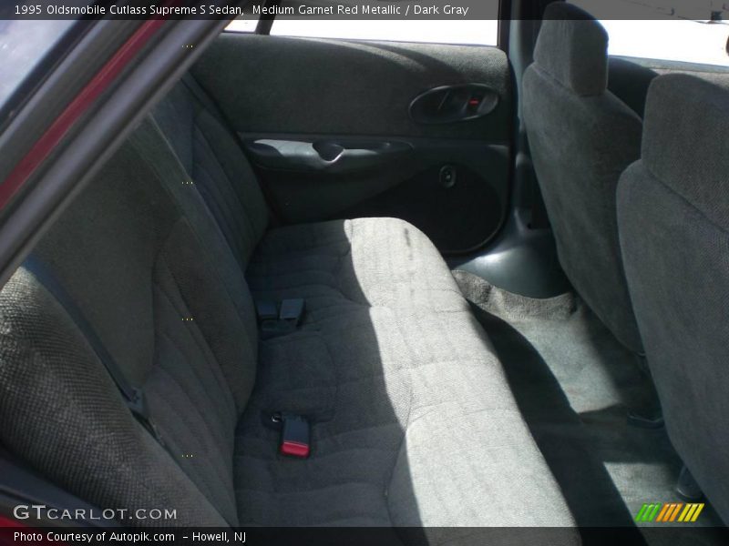 Medium Garnet Red Metallic / Dark Gray 1995 Oldsmobile Cutlass Supreme S Sedan