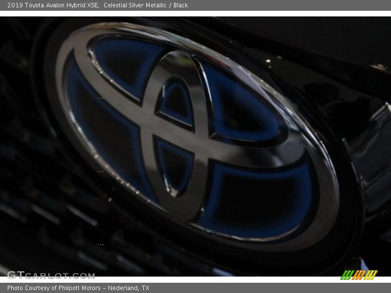 Celestial Silver Metallic / Black 2019 Toyota Avalon Hybrid XSE