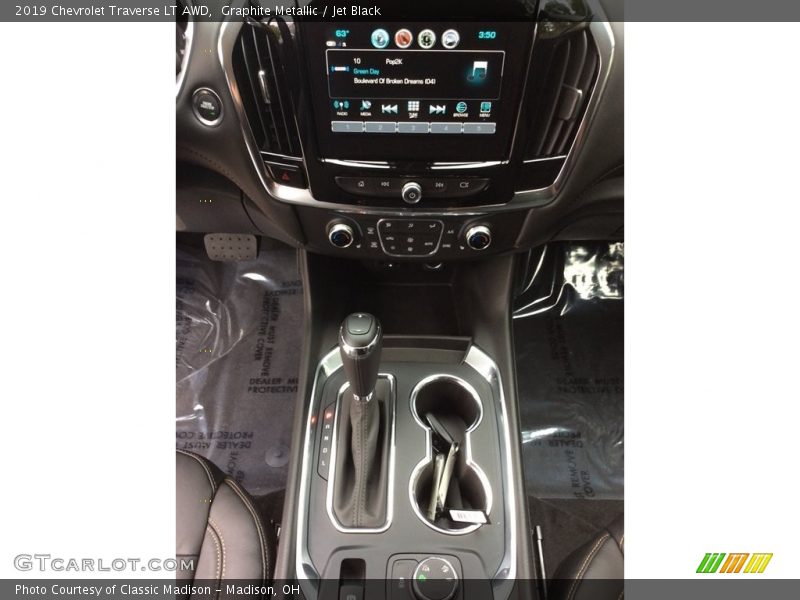 Graphite Metallic / Jet Black 2019 Chevrolet Traverse LT AWD