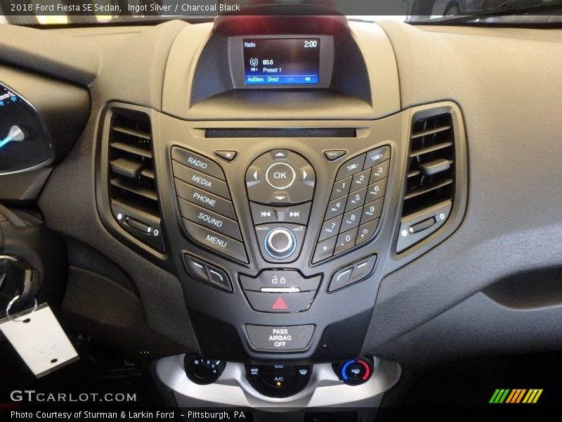 Ingot Silver / Charcoal Black 2018 Ford Fiesta SE Sedan