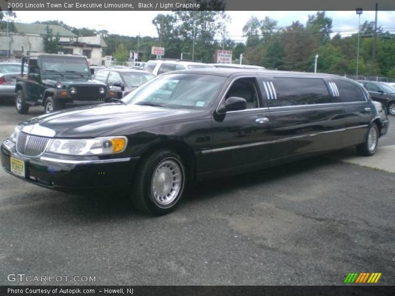 Black / Light Graphite 2000 Lincoln Town Car Executive Limousine