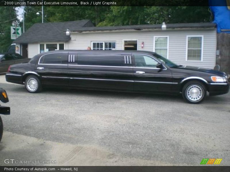 Black / Light Graphite 2000 Lincoln Town Car Executive Limousine