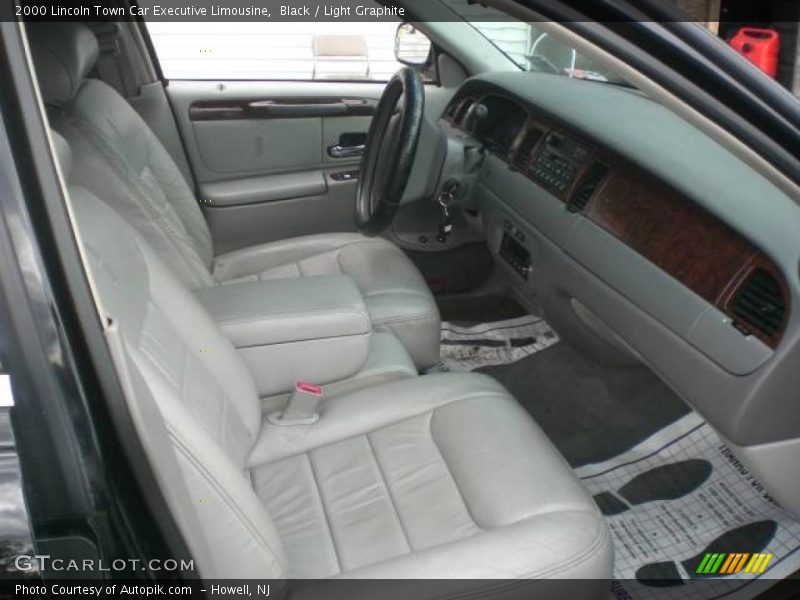 Black / Light Graphite 2000 Lincoln Town Car Executive Limousine