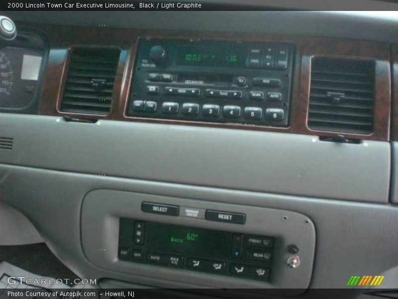 Black / Light Graphite 2000 Lincoln Town Car Executive Limousine