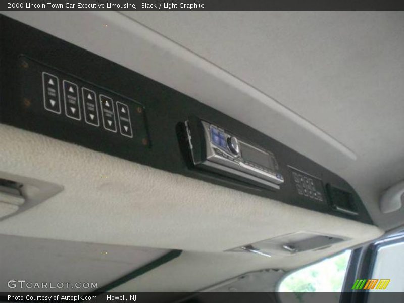 Black / Light Graphite 2000 Lincoln Town Car Executive Limousine
