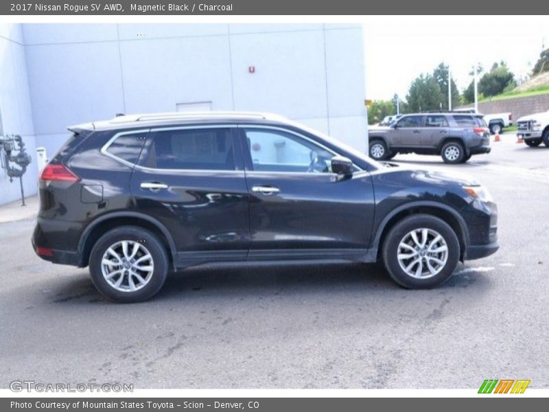 Magnetic Black / Charcoal 2017 Nissan Rogue SV AWD