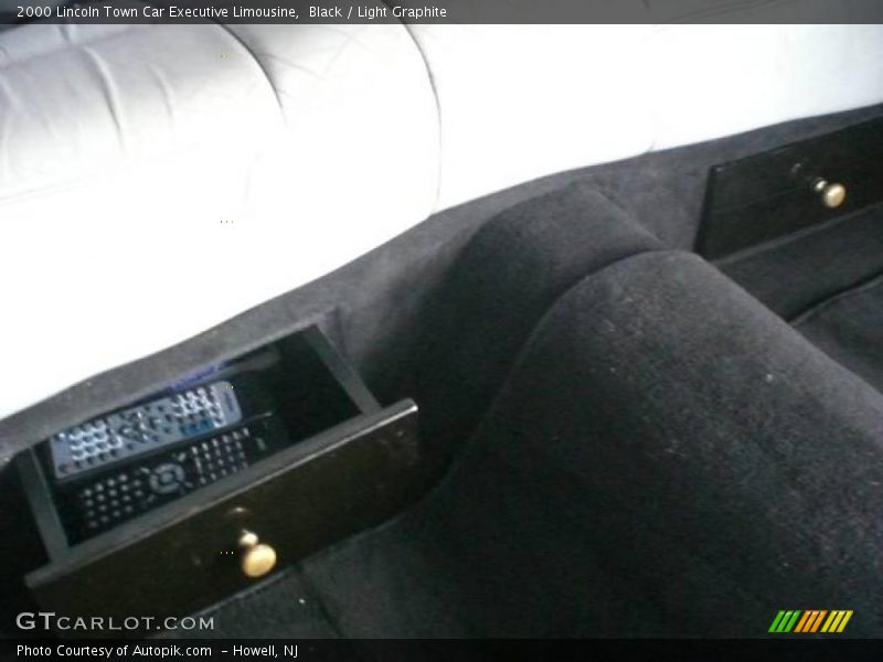 Black / Light Graphite 2000 Lincoln Town Car Executive Limousine
