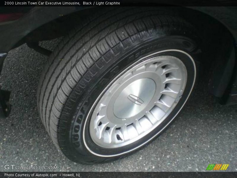 Black / Light Graphite 2000 Lincoln Town Car Executive Limousine