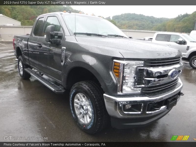 Front 3/4 View of 2019 F250 Super Duty XLT SuperCab 4x4