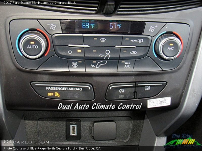 Magnetic / Charcoal Black 2017 Ford Escape SE
