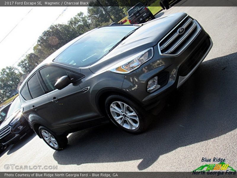 Magnetic / Charcoal Black 2017 Ford Escape SE