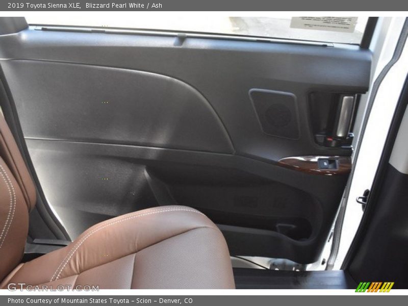 Blizzard Pearl White / Ash 2019 Toyota Sienna XLE