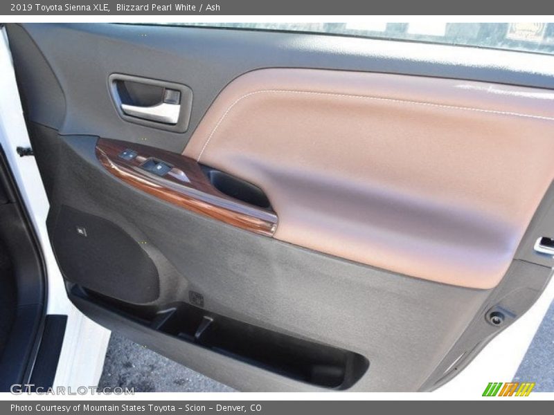 Blizzard Pearl White / Ash 2019 Toyota Sienna XLE