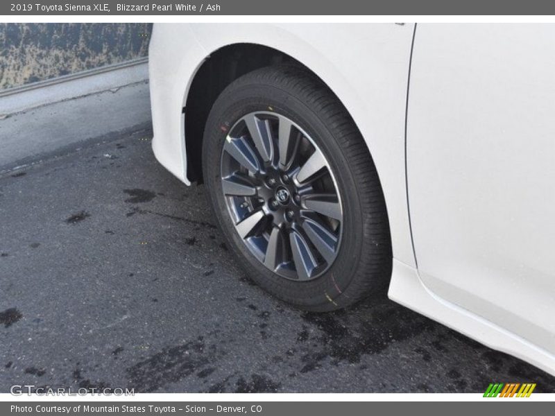 Blizzard Pearl White / Ash 2019 Toyota Sienna XLE