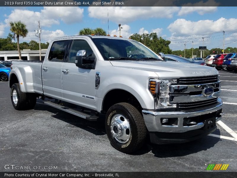 Front 3/4 View of 2019 F350 Super Duty Lariat Crew Cab 4x4