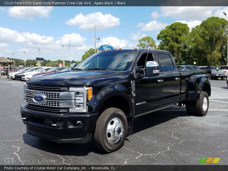 Front 3/4 View of 2019 F350 Super Duty Platinum Crew Cab 4x4