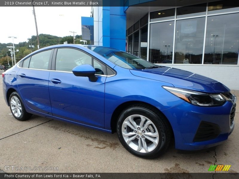 Front 3/4 View of 2019 Cruze LT