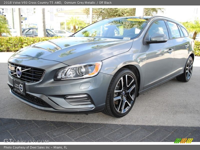 Front 3/4 View of 2018 V60 Cross Country T5 AWD