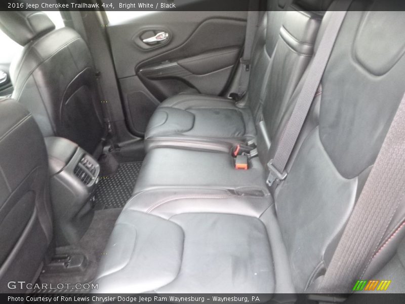 Bright White / Black 2016 Jeep Cherokee Trailhawk 4x4
